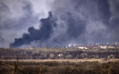 Dym nad miastem Rubiżne w obwodzie ługańskim