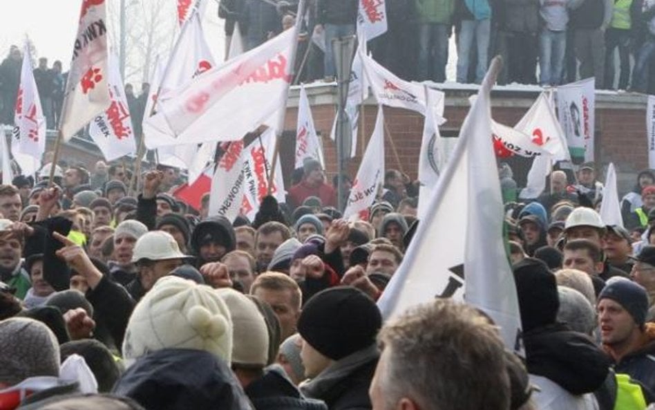 Przed siedzibą JSW demonstrowało w środę kilka tysięcy osób. W kopalniach spółki wielu górników stra