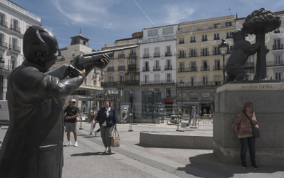 Pomnik Juana Carlosa mierzącego do symbolu Madrytu
