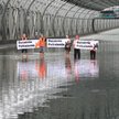 Protest aktywistów z grupy Ostatnie Pokolenie na zalanej trasie S8 w Warszawie. S8 została wyłączona
