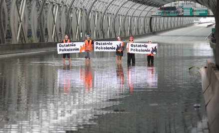 Protest aktywistów z grupy Ostatnie Pokolenie na zalanej trasie S8 w Warszawie. S8 została wyłączona