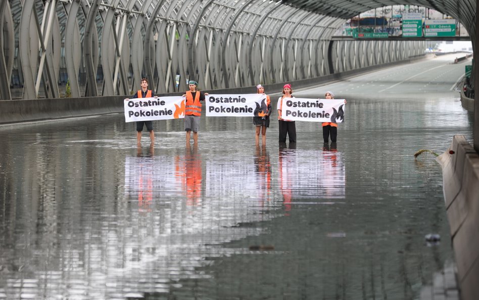 Protest aktywistów z grupy Ostatnie Pokolenie na zalanej trasie S8 w Warszawie. S8 została wyłączona