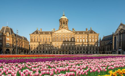 Obecny pałac królewski w Amsterdamie to dawny, wspaniały ratusz, wzniesiony w 1655 r. Był wówczas sy
