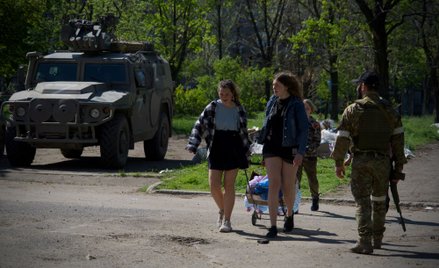 Patrol formacji zbrojnej samozwańczej Donieckiej Republiki Ludowej w Mariupolu, fotografia z 29 kwie