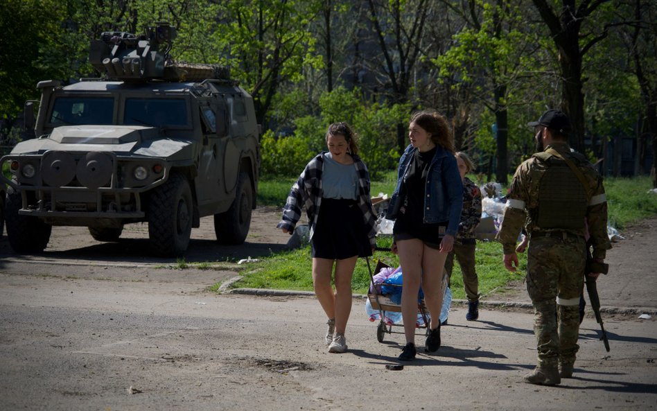 Patrol formacji zbrojnej samozwańczej Donieckiej Republiki Ludowej w Mariupolu, fotografia z 29 kwie