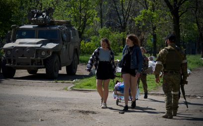 Patrol formacji zbrojnej samozwańczej Donieckiej Republiki Ludowej w Mariupolu, fotografia z 29 kwie