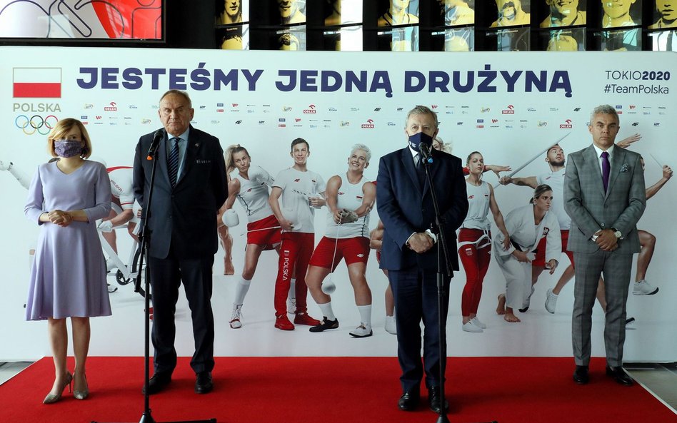 Szef PKOl Andrzej Kraśnicki (z lewej) i minister kultury, dziedzictwa narodowego i sportu Piotr Gliń