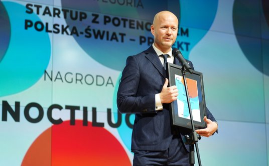 Nagrodę główną w kategorii "Start-up z potencjałem Polska–Świat - projekt" odbiera Krzysztof Czaplic