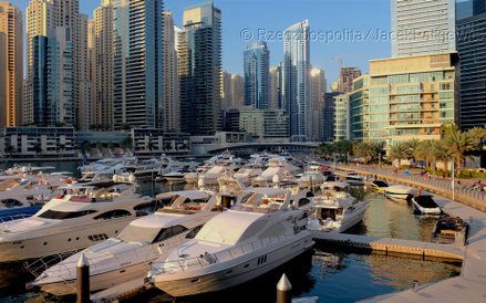 Ogromny port jachtowy w dzielnicy Marina, przypominającej Hongkong
