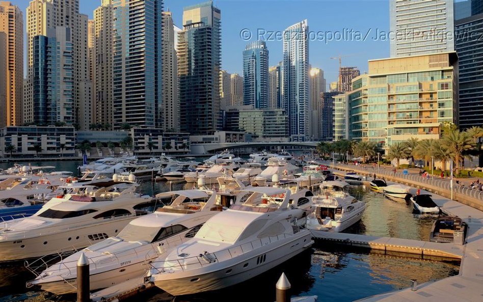 Ogromny port jachtowy w dzielnicy Marina, przypominającej Hongkong