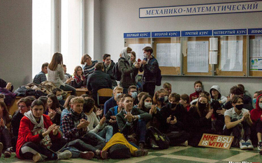 Studenci strajkują w głównym gmachu Białoruskiego Uniwersytetu Państwowego