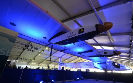 Słoneczny samolot na razie czeka na odpowiednie warunki do startu.