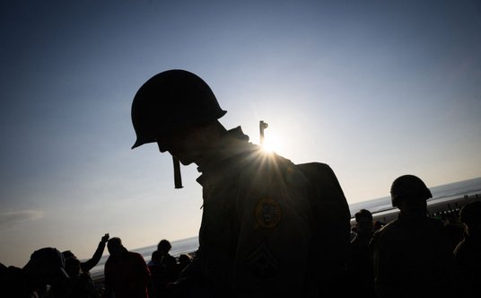 Rekonstruktorzy na plaży Omaha w ramach obchodów 80. rocznicy lądowania w Normandii