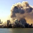 Kłęby dymu nad Manhattanem po atakach z 11 września 2001 roku