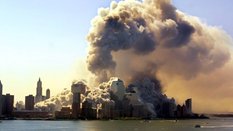 Kłęby dymu nad Manhattanem po atakach z 11 września 2001 roku