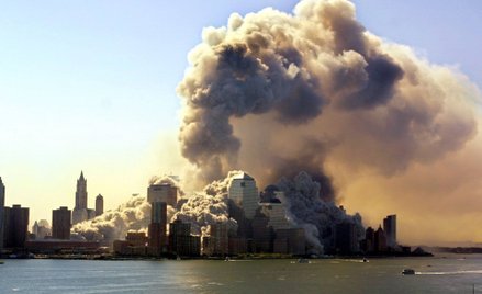 Kłęby dymu nad Manhattanem po atakach z 11 września 2001 roku