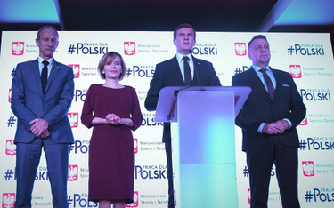 Minister (drugi z prawej) wystąpił na konferencji z Anną Krupką, nowym sekretarzem stanu, Janem Wide