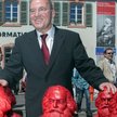 Gregor Gysi z figurkami Karola Marksa z wystawy w Trewirze, rodzinnym mieście autora „Kapitału”