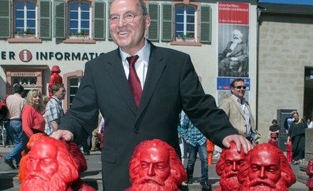 Gregor Gysi z figurkami Karola Marksa z wystawy w Trewirze, rodzinnym mieście autora „Kapitału”