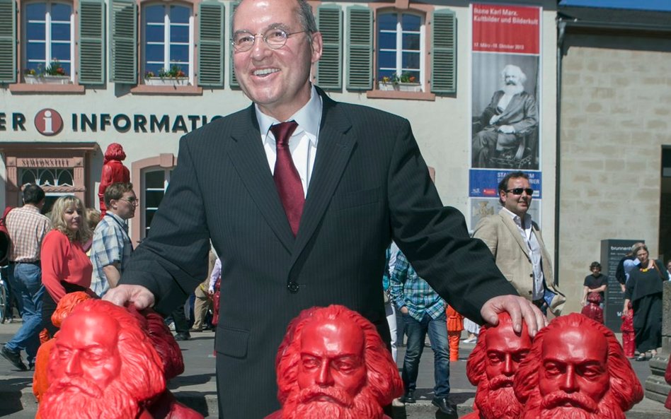 Gregor Gysi z figurkami Karola Marksa z wystawy w Trewirze, rodzinnym mieście autora „Kapitału”