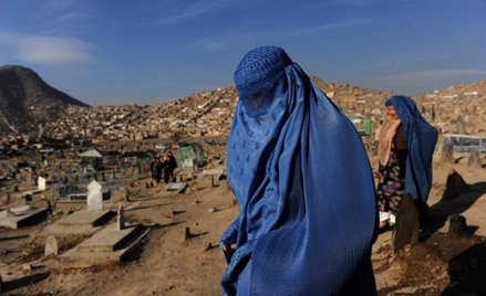 Afgańskie kobiety na cmentarzu w Kabulu