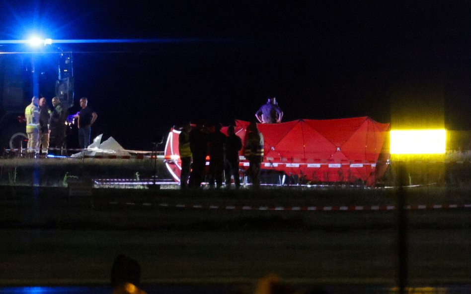 Służby ratownicze w miejscu katastrofy F-16 na terenie 42. Bazy Lotnictwa Szkolnego w Radomiu