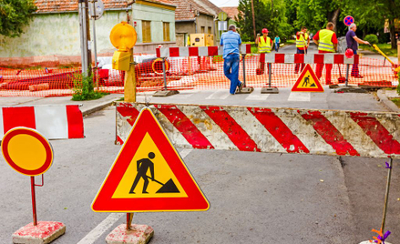 Oznaczenie robót na drodze przy przejściu dla pieszych