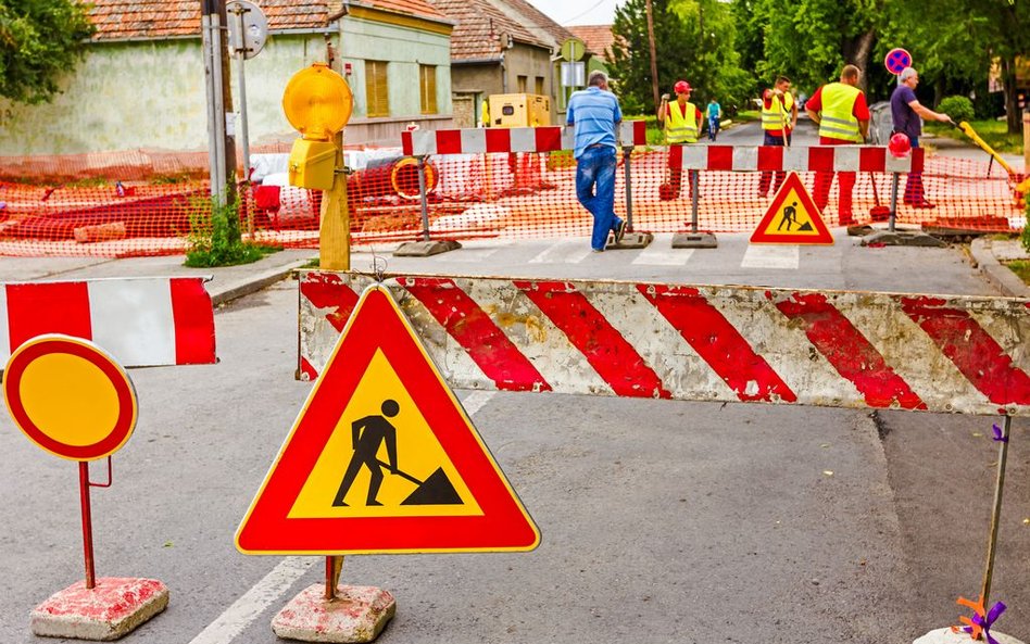 Oznaczenie robót na drodze przy przejściu dla pieszych