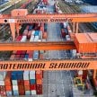 „Dla Boga, polski kolejarzu! Larum grają! Normalny tor za wschodnią granicą, a ty się nie zrywasz?”