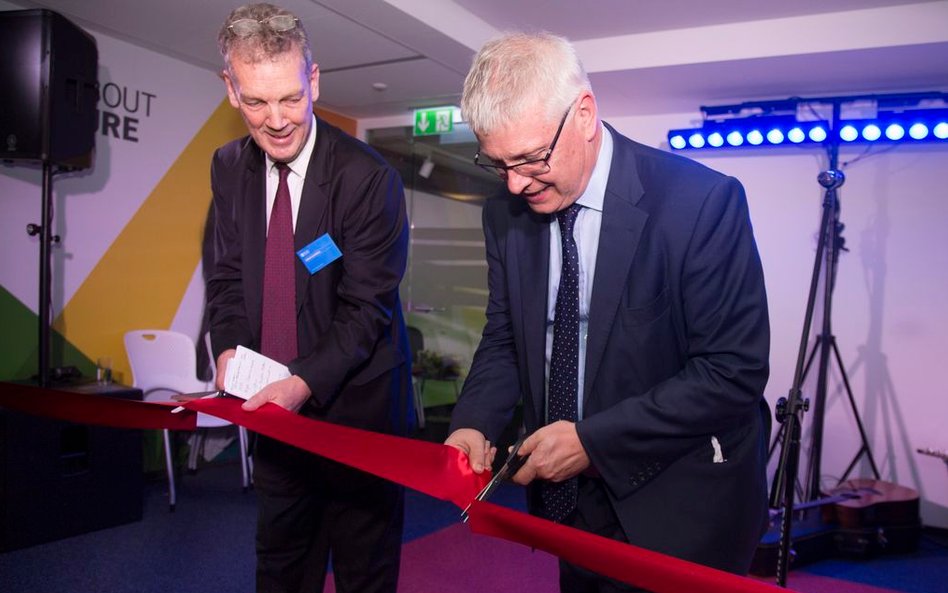 Wstęgę przecinają Simon Gammell, dyrektor British Council i Robin Barnett, ambasador Wielkiej Brytan