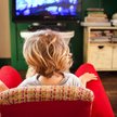 Całe dnie przed telewizorem u rodziców? Niekoniecznie. Wielu młodych pracuje, ale nie zarabiają na t