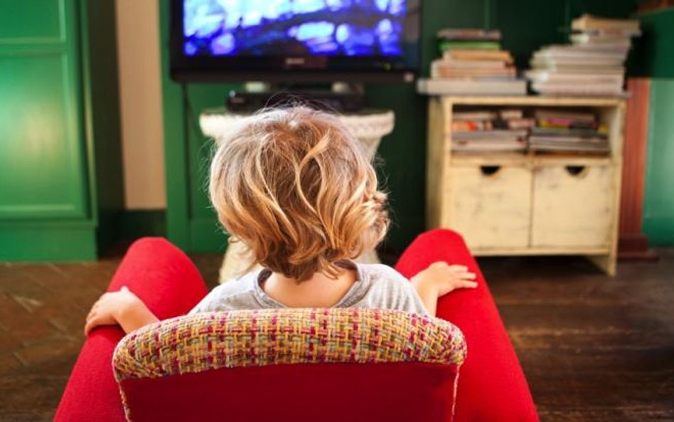 Całe dnie przed telewizorem u rodziców? Niekoniecznie. Wielu młodych pracuje, ale nie zarabiają na t