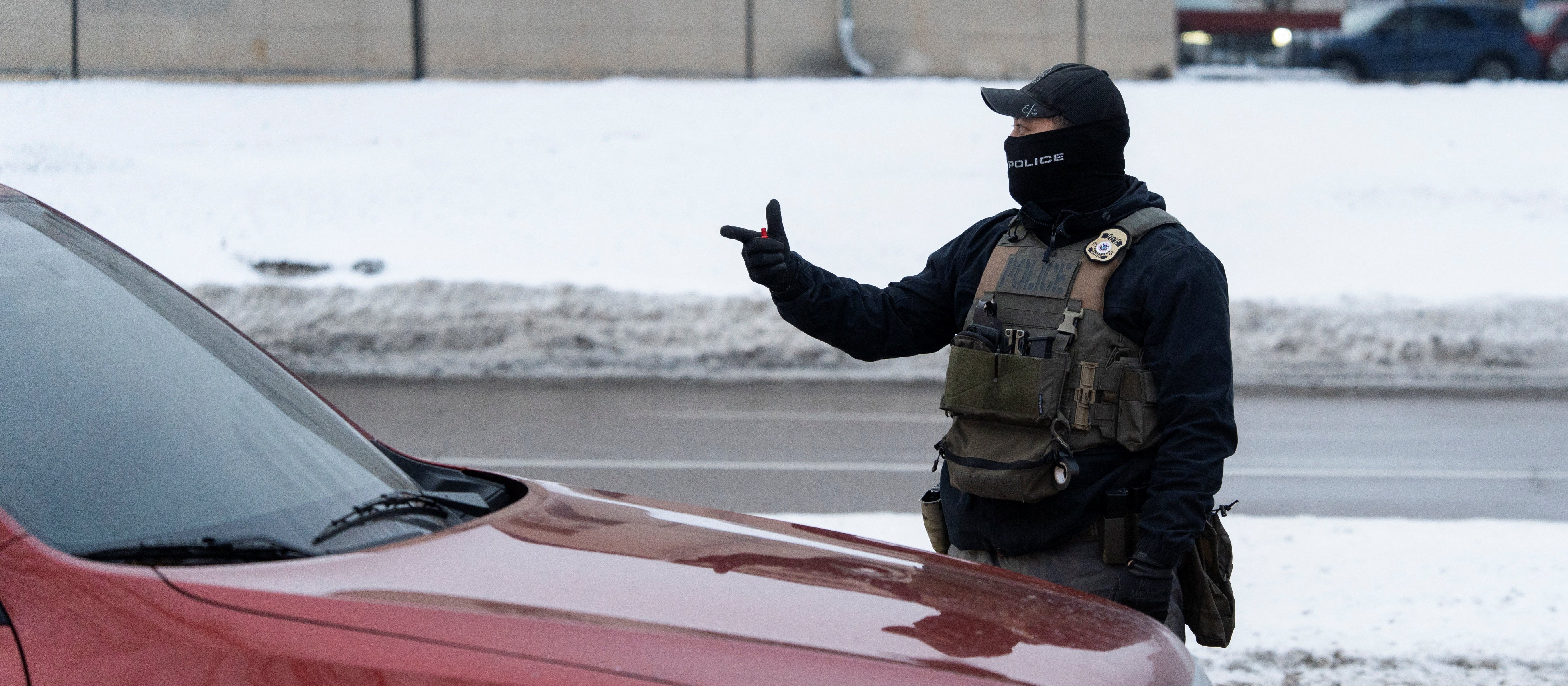 „WSJ”: Agenci imigracyjni oddali strzały w kierunku cywilnych pojazdów w co najmniej 13 przypadkach