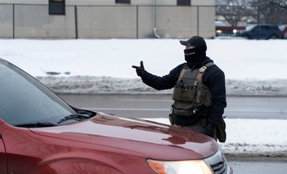 Funkcjonariusz federalnej służby ICE podczas kontroli drogowej w Minneapolis