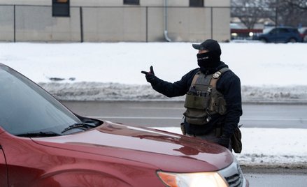 Funkcjonariusz federalnej służby ICE podczas kontroli drogowej w Minneapolis