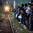 Imigranci z Azji czekają w Macedonii na pociąg, który przybliży ich do Węgier