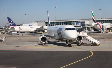 Samolot Polskich Linii Lotniczch LOT na lotnisku Okęcie w Warszawie