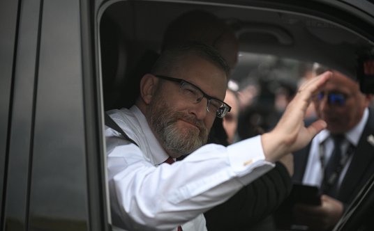 Grzegorz Braun po przybyciu na Woronicza