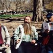 Janusz Głowacki w towarzystwie stałych rezydentów Tompkins Square Park. Od lewej Wrona, Bizon i auto