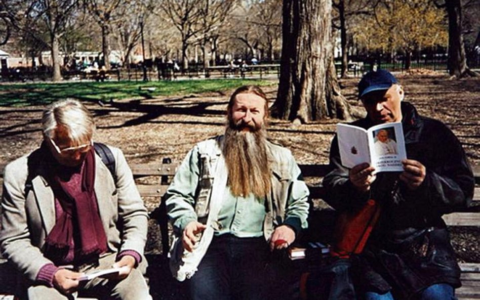 Janusz Głowacki w towarzystwie stałych rezydentów Tompkins Square Park. Od lewej Wrona, Bizon i auto