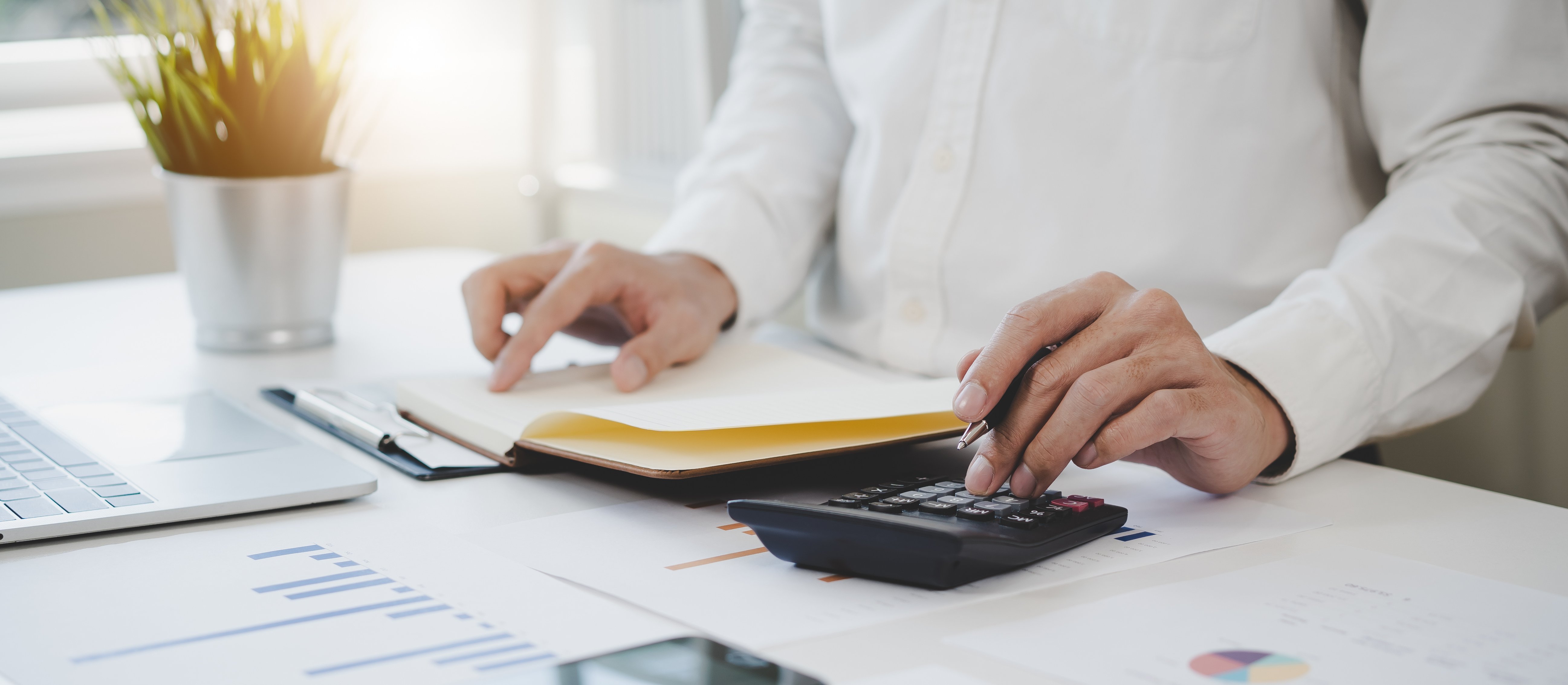 Nasi drodzy urzędnicy. Rekordowe wydatki na administrację w warszawskim ratuszu