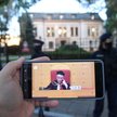 Prezes Trybunału Konstytucyjnego Julia Przyłębska podczas obrad oglądanych na ekranie smartfona prze