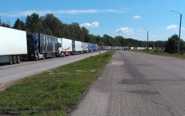 Ciężarówki oczekujące na Ukrainie na wjazd do Polski