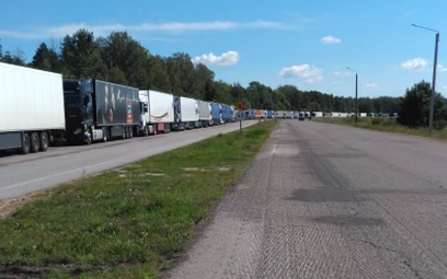 Ciężarówki oczekujące na Ukrainie na wjazd do Polski