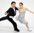 Prowadzący po programie obowiązkowym par tanecznych KanadyjczycyTessa Virtue i Scott Moir