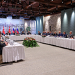 Spotkanie delegacji ukraińskiej (z lewej) i rosyjskiej (z prawej) w Biurze Prezydenta w Stambule w T