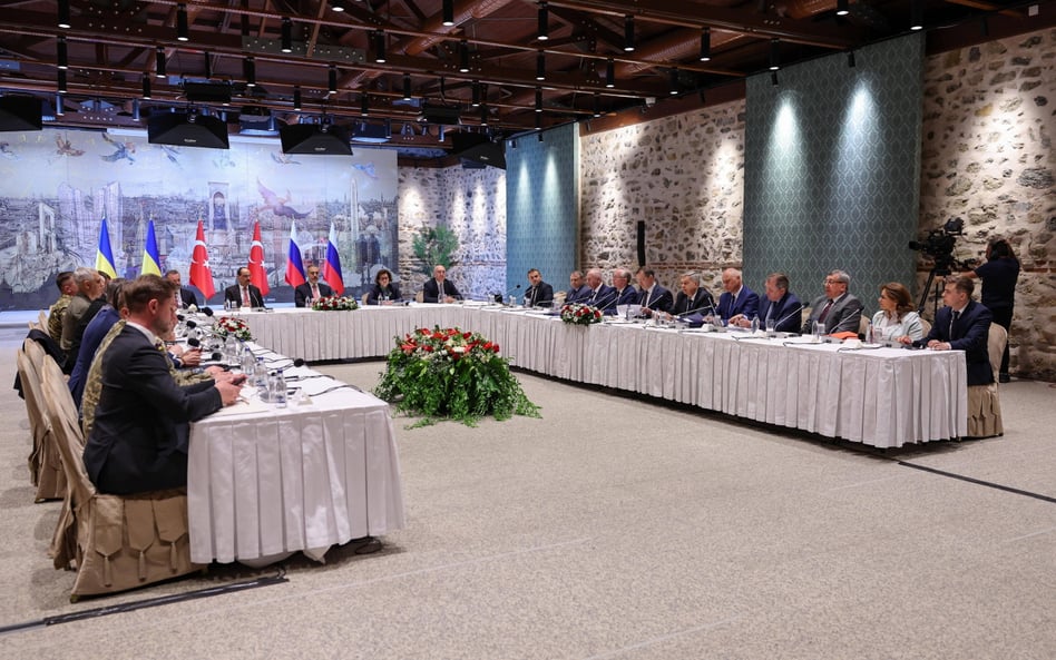 Spotkanie delegacji ukraińskiej (z lewej) i rosyjskiej (z prawej) w Biurze Prezydenta w Stambule w T