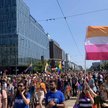 Wielobarwny tłum maszeruje ulicami Warszawy
