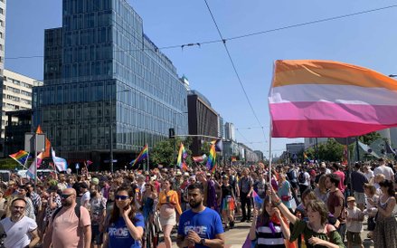 Wielobarwny tłum maszeruje ulicami Warszawy