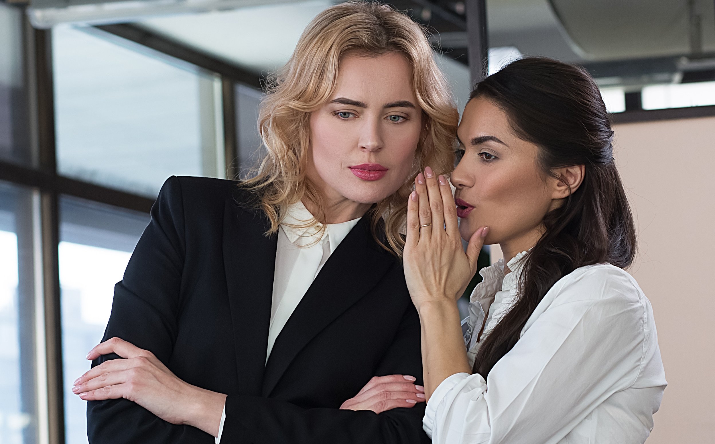 Plotkowanie po polsku. Zbadano, kto i kogo najczęściej dziś obgaduje